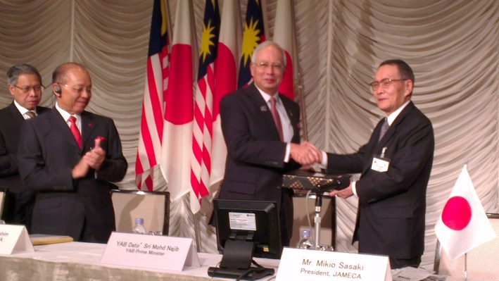 Mr Sasaki presenting a gift to the Prime Minister of Malaysia.